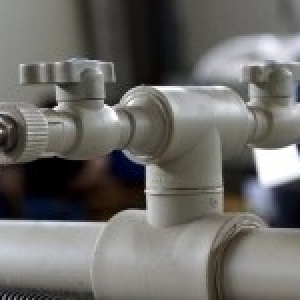 Стационарный пост раздачи сжатого воздуха на полипропиленовой магистрали сжатого воздуха